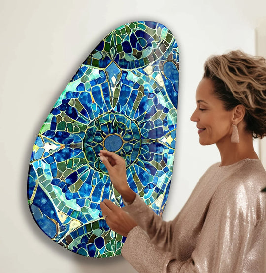 Cool blue and green hues of this glass art painting create a tranquil, refreshing color temperature.