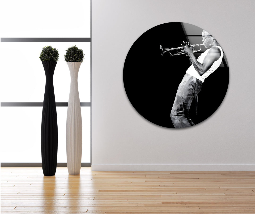 Schwarz-weiße Glaswandkunst „Milas Davis“ mit Musikermotiv