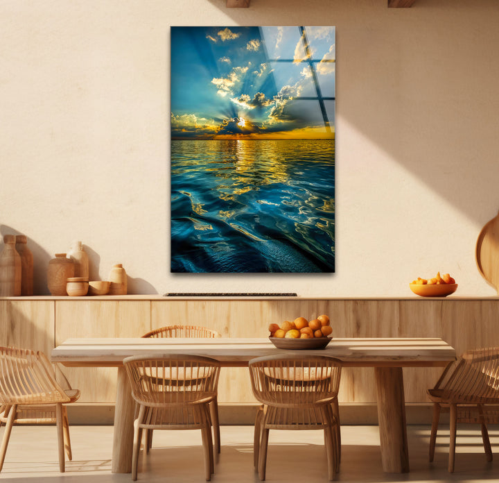 Wandkunst mit Sonnenuntergang am Meer – Strahlender Himmel und Reflexionen, vertikaler Glasdruck