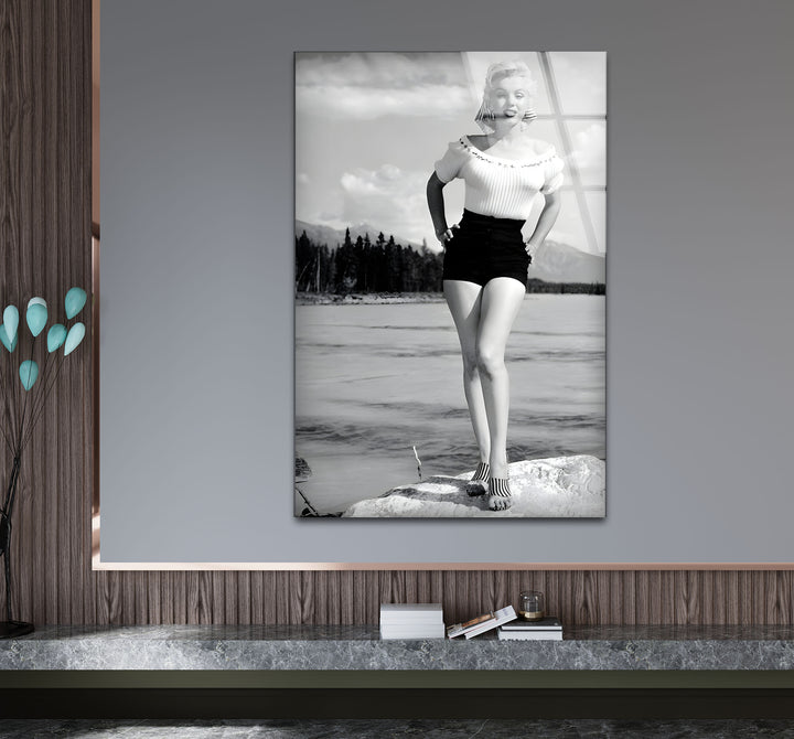 Black and white wall art featuring Marilyn Monroe in a classic Alberta setting, blending elegance and timeless design.