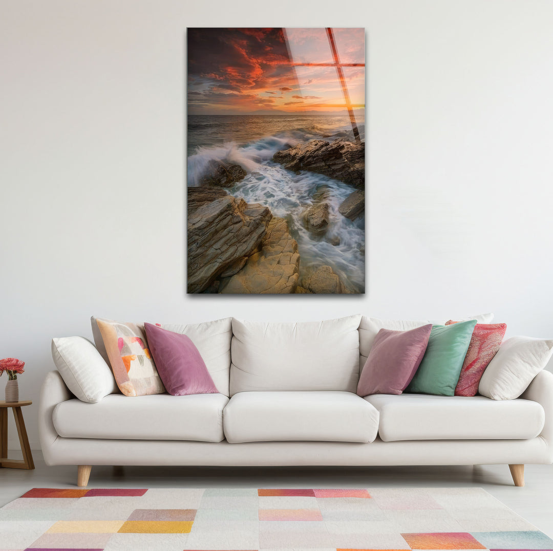 Wandkunst mit Sonnenuntergang an der Felsküste – Dramatisches Glasdruckdesign mit Meereswellen