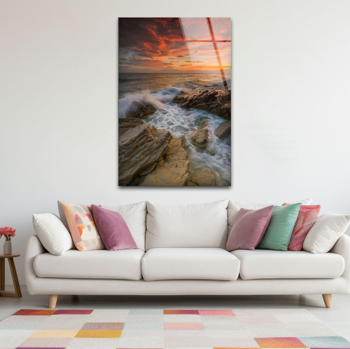 Wandkunst mit Sonnenuntergang an der Felsküste – Dramatisches Glasdruckdesign mit Meereswellen