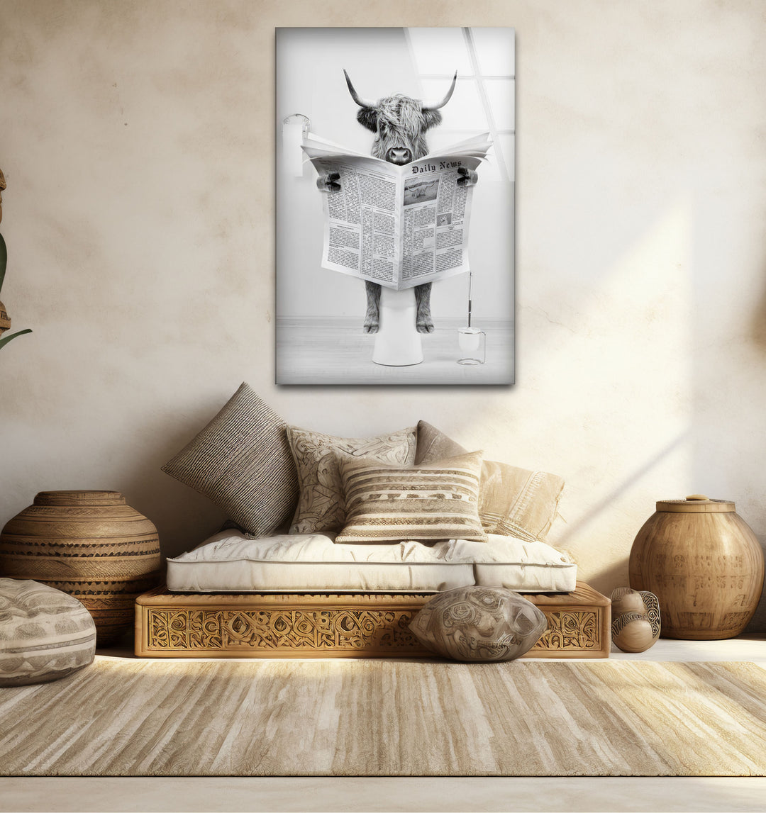 Funny Highland Cow Reading Newspaper Wall Art – Black and White Glass Print for Bathroom Humor Decor