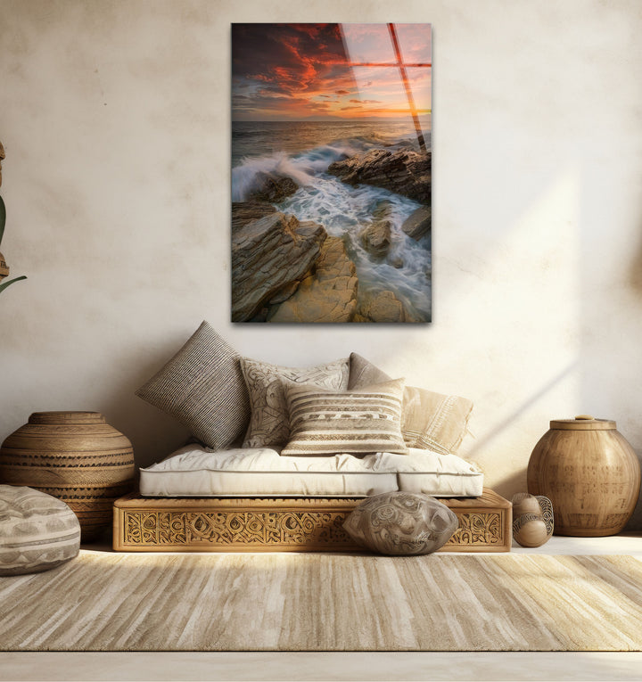 Wandkunst mit Sonnenuntergang an der Felsküste – Dramatisches Glasdruckdesign mit Meereswellen