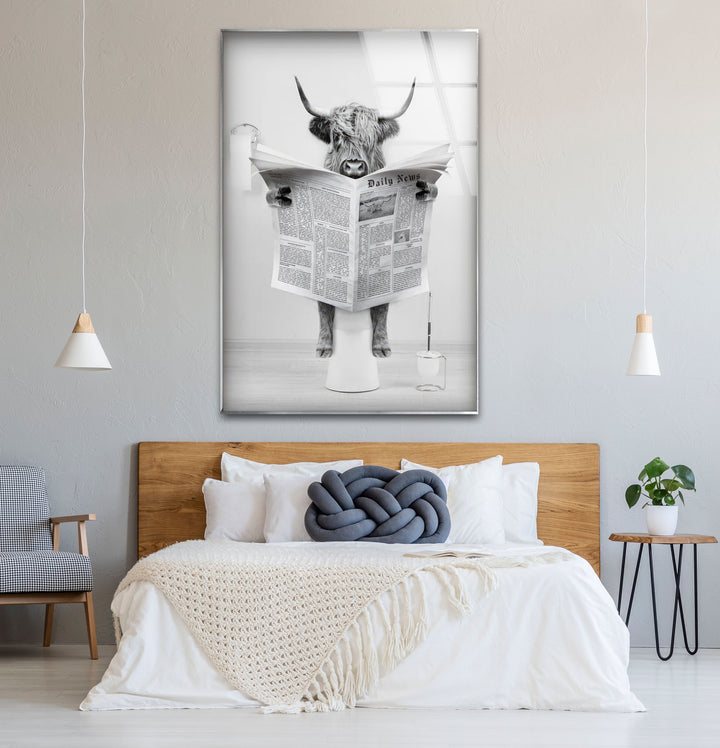 Funny Highland Cow Reading Newspaper Wall Art – Black and White Glass Print for Bathroom Humor Decor