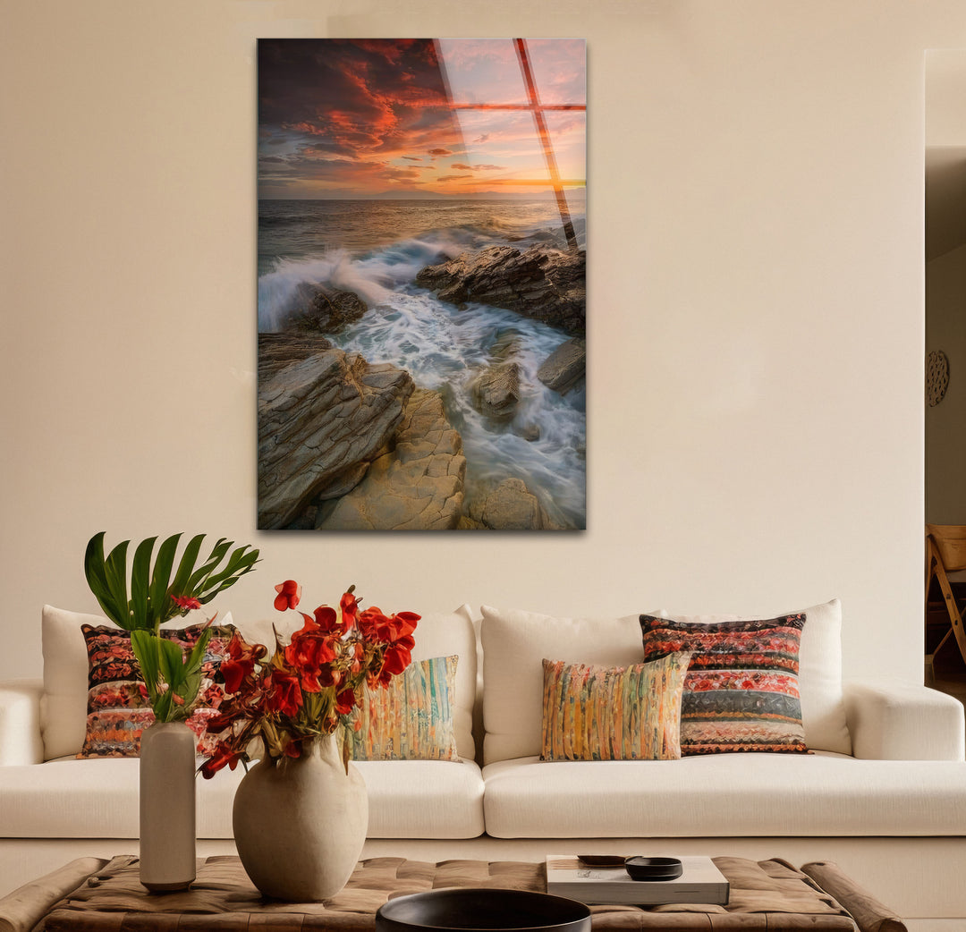 Wandkunst mit Sonnenuntergang an der Felsküste – Dramatisches Glasdruckdesign mit Meereswellen