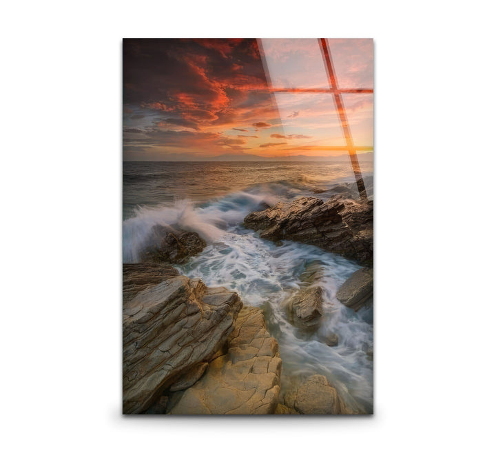 Wandkunst mit Sonnenuntergang an der Felsküste – Dramatisches Glasdruckdesign mit Meereswellen