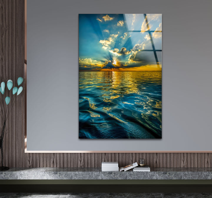 Wandkunst mit Sonnenuntergang am Meer – Strahlender Himmel und Reflexionen, vertikaler Glasdruck