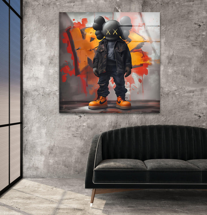 Kaws – Orangefarbene Glaswandkunst