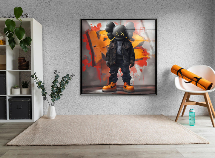 Kaws – Orangefarbene Glaswandkunst
