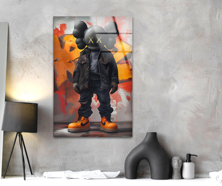 Kaws – Orangefarbene Glaswandkunst