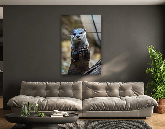 An adorable otter stands out as the loudest element on this stunning art from glass.