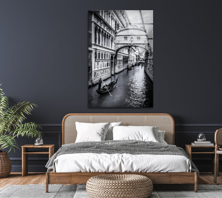 Gondelfahrt in Venedig – Schwarz-Weiß-Wandbild mit der Seufzerbrücke