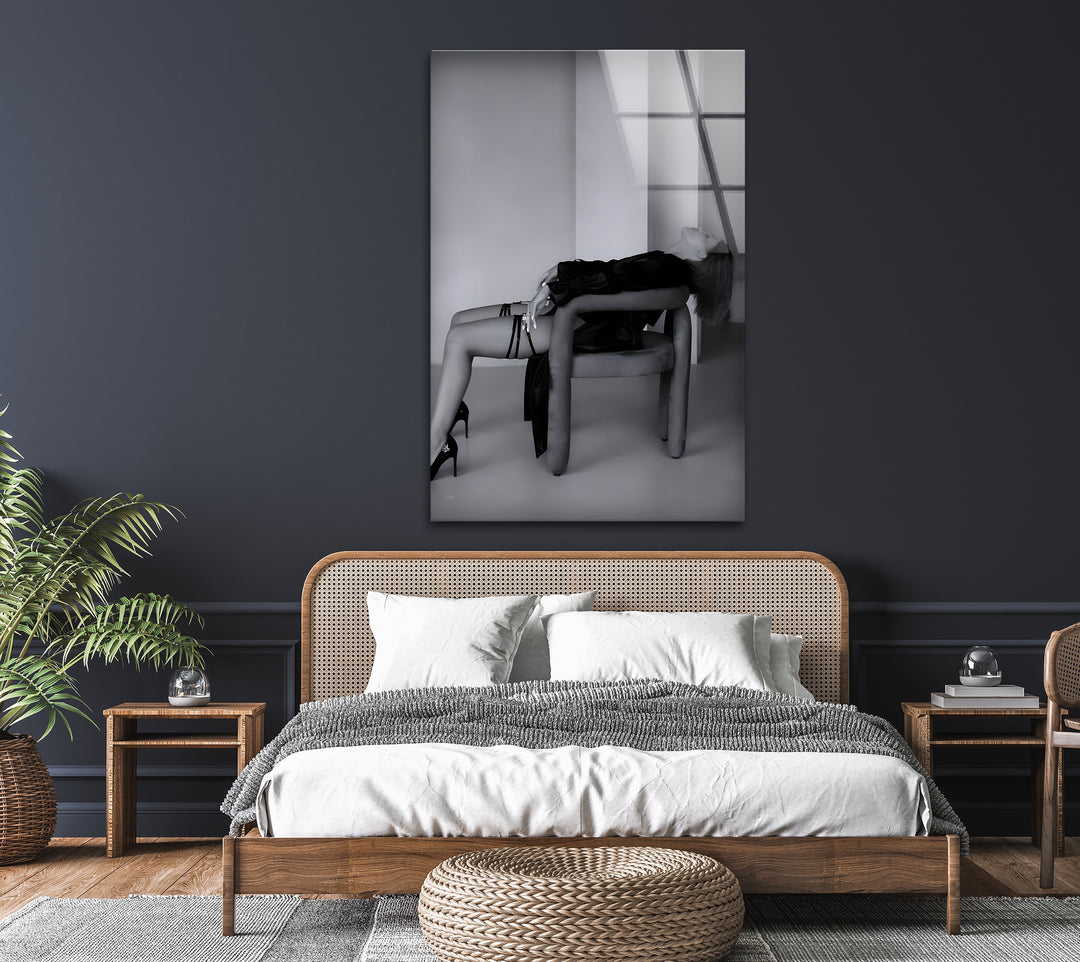 A striking black and white glass wall art piece embodying the sophistication of contemporary fashion.

