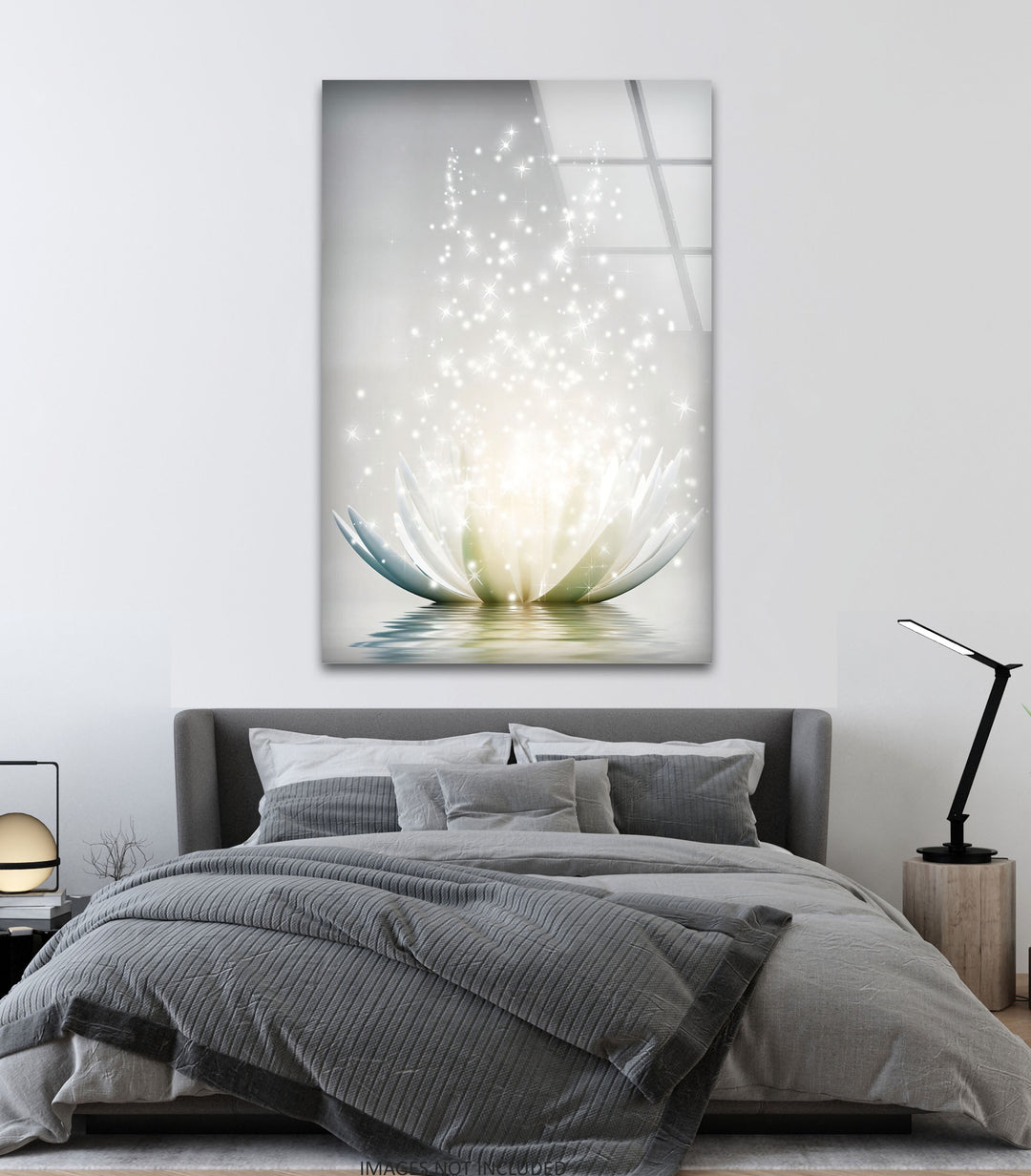 Leuchtende Lotusblüte – Funkelnd weiße Glaswandkunst