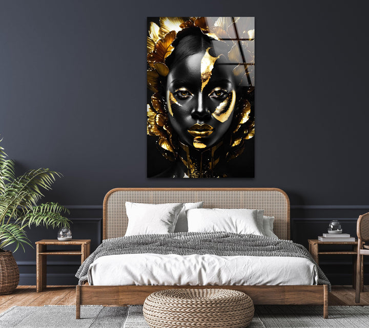 Schwarze Frau mit goldenem Gesicht, Glaswandkunst