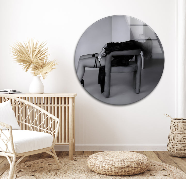 A must-have for fashion lovers, this black and white wall decor is perfect for a chic interior.

