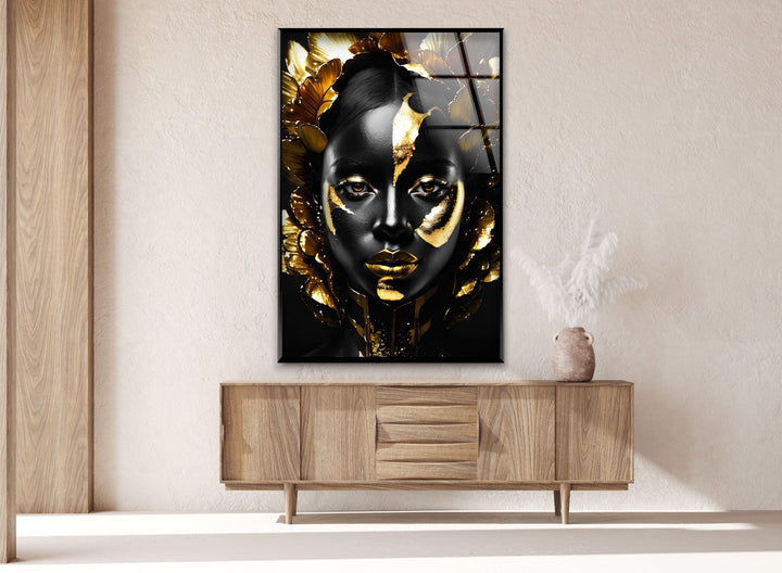 Schwarze Frau mit goldenem Gesicht, Glaswandkunst