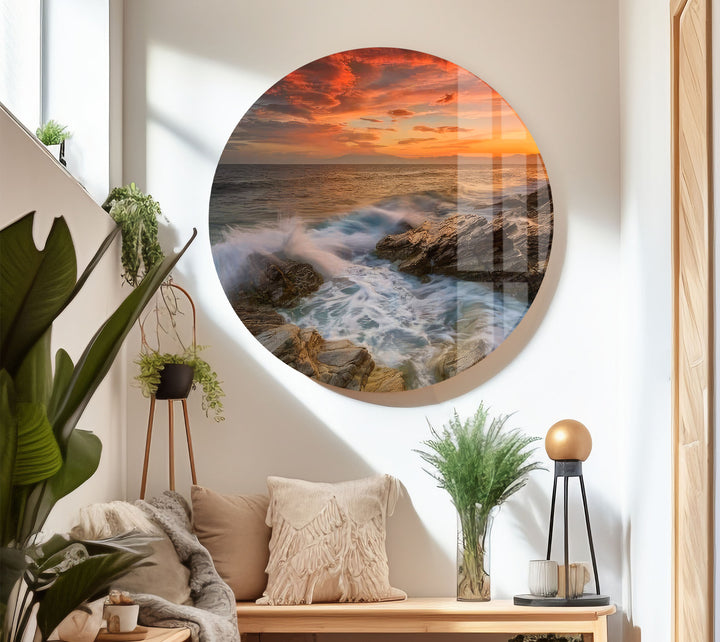 Wandkunst mit Sonnenuntergang an der Felsküste – Dramatisches Glasdruckdesign mit Meereswellen