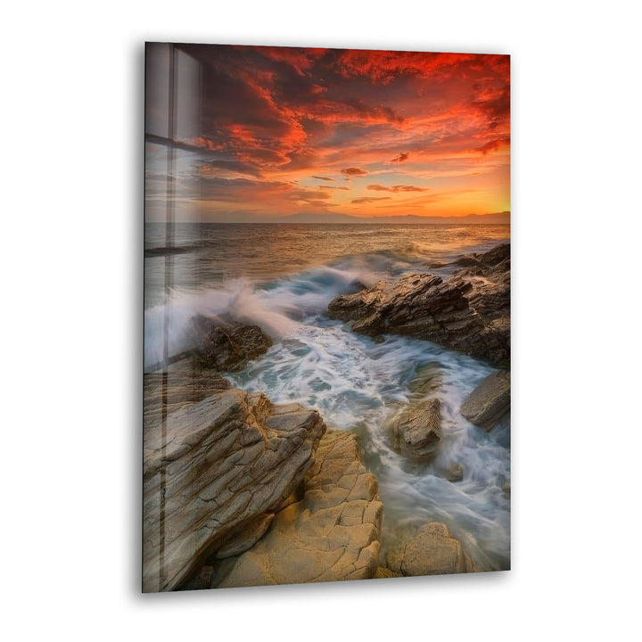Wandkunst mit Sonnenuntergang an der Felsküste – Dramatisches Glasdruckdesign mit Meereswellen
