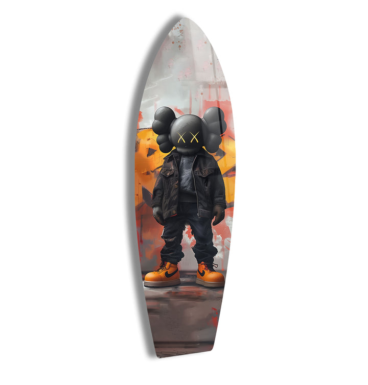 Von Kaws inspirierte Surfbrett-Wandkunst – Urbane Graffiti-Figur im mutigen Streetstyle