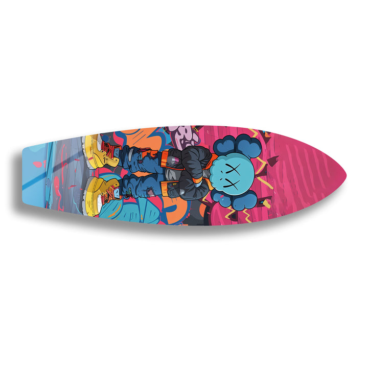 Von Kaws inspirierte Surfbrett-Wandkunst – Auffällige Graffiti-Figur und urbane Straßenkunst