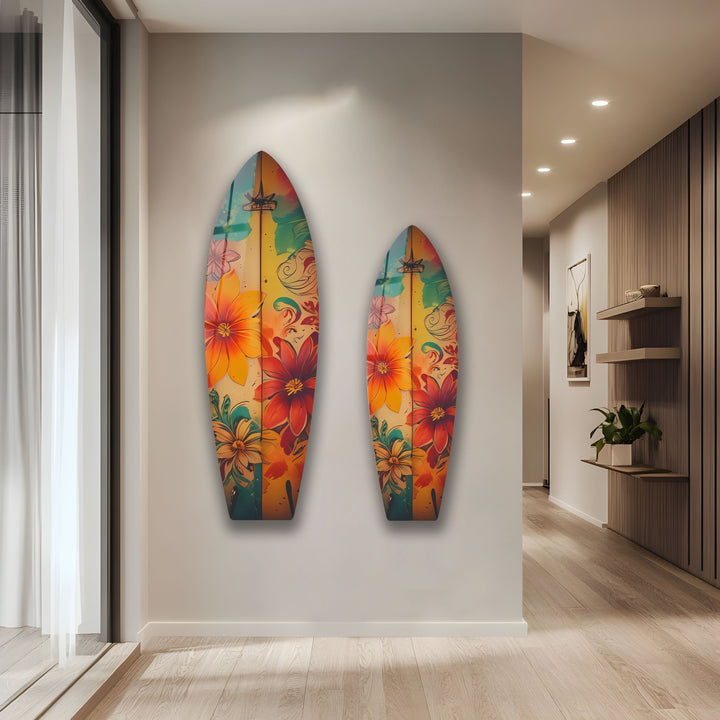 Wandkunst mit Surfbrett und roten und blauen Blumen