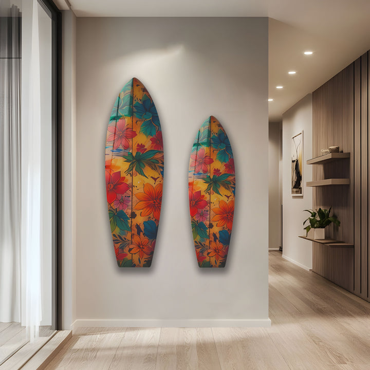 Wandkunst mit Surfbrett und blauen und roten Blumen