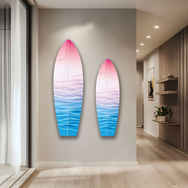 Surfbrett-Wandkunst in sanften Rosatönen