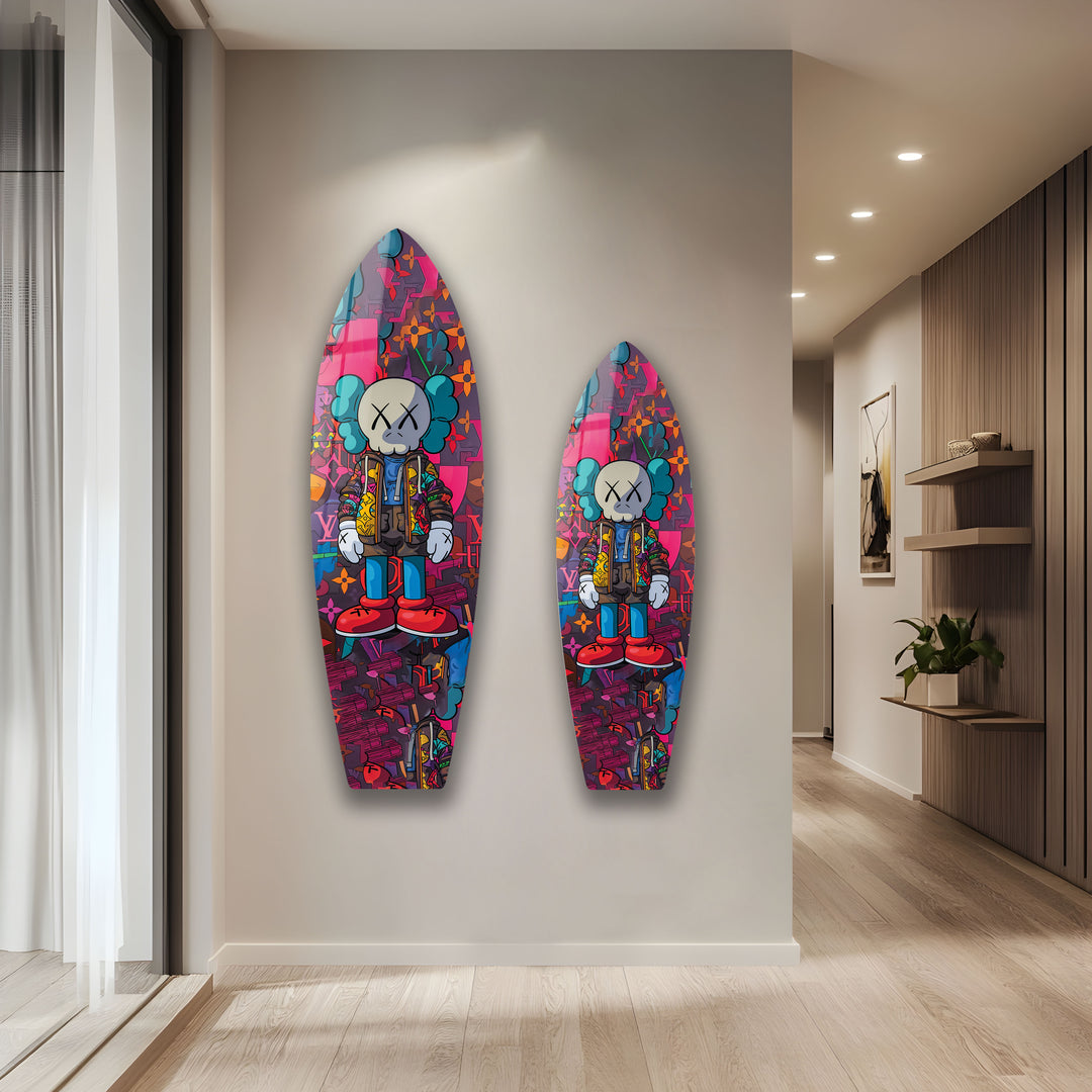 Von Kaws inspirierte Surfbrett-Wandkunst – Farbenfrohes Graffiti- und Figurendesign