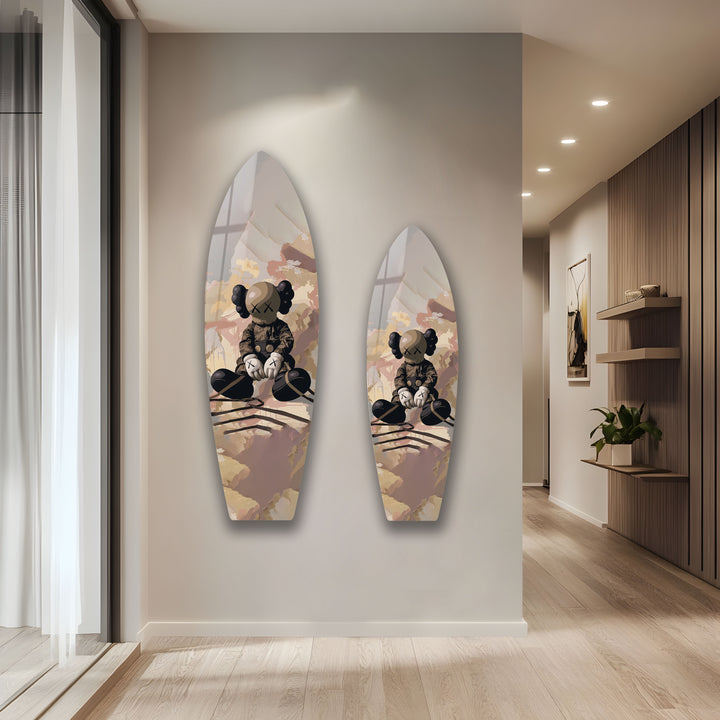 Minimalistische, von Kaws inspirierte Surfbrett-Wandkunst – Urban Street Figurine Design