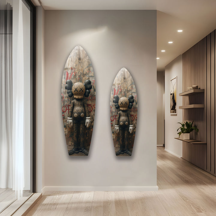 Von Kaws inspirierte Surfbrett-Wandkunst – Urban Graffiti &amp; Figurendesign