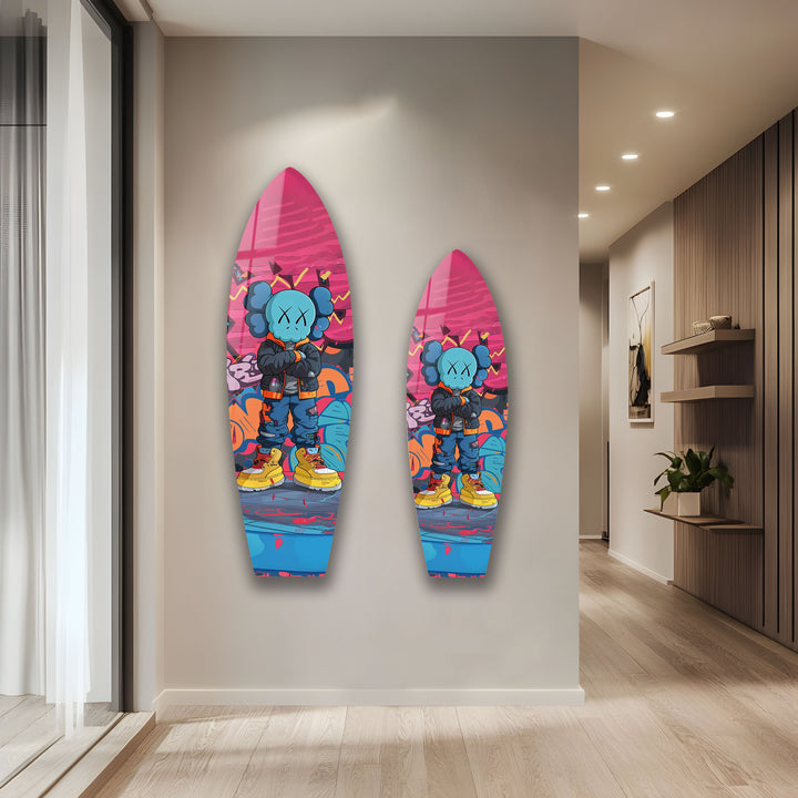 Von Kaws inspirierte Surfbrett-Wandkunst – Auffällige Graffiti-Figur und urbane Straßenkunst
