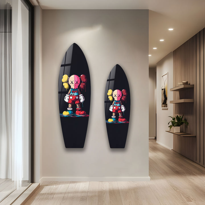 Von Kaws inspirierte Surfbrett-Wandkunst – Bunte Figurine &amp; Graffiti-Pop-Art