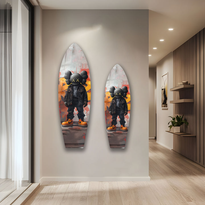Von Kaws inspirierte Surfbrett-Wandkunst – Urbane Graffiti-Figur im mutigen Streetstyle