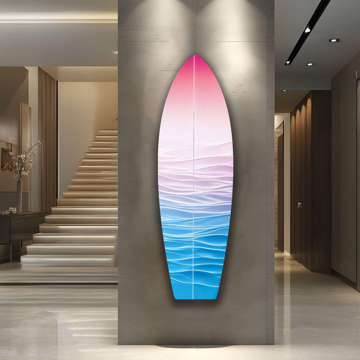 Surfbrett-Wandkunst in sanften Rosatönen