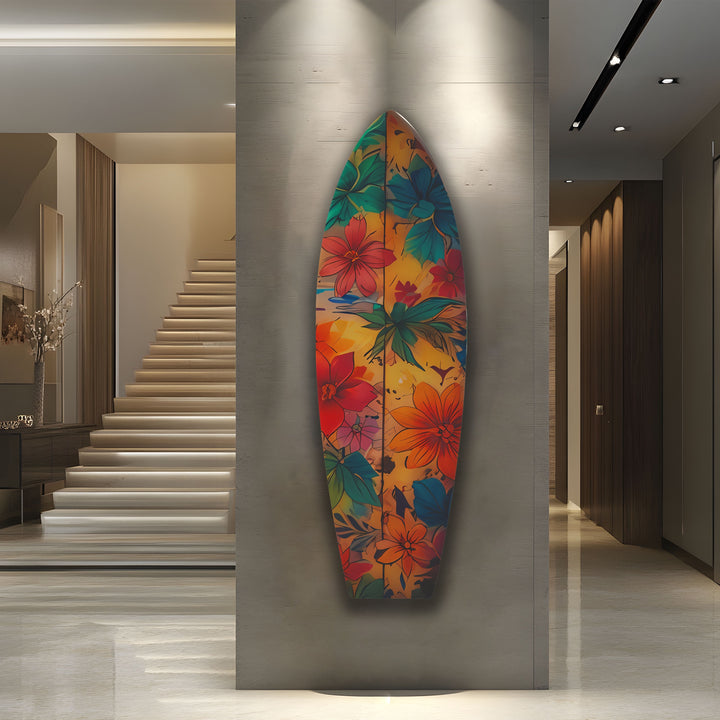 Wandkunst mit Surfbrett und blauen und roten Blumen
