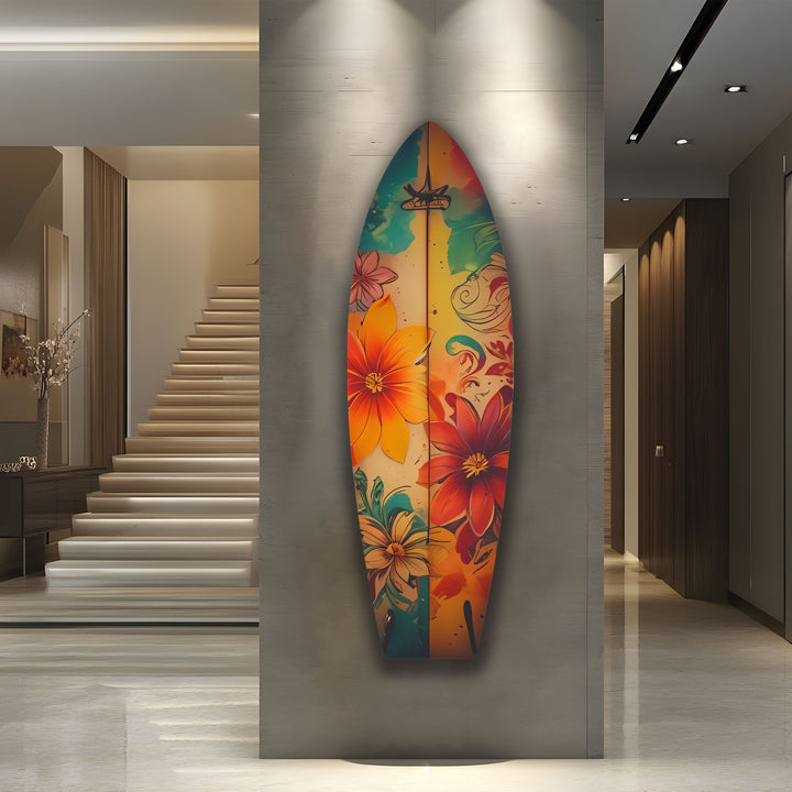 Wandkunst mit Surfbrett und roten und blauen Blumen