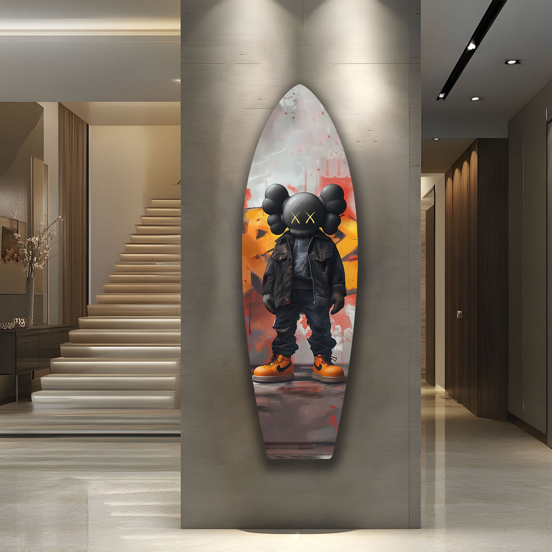 Von Kaws inspirierte Surfbrett-Wandkunst – Urbane Graffiti-Figur im mutigen Streetstyle