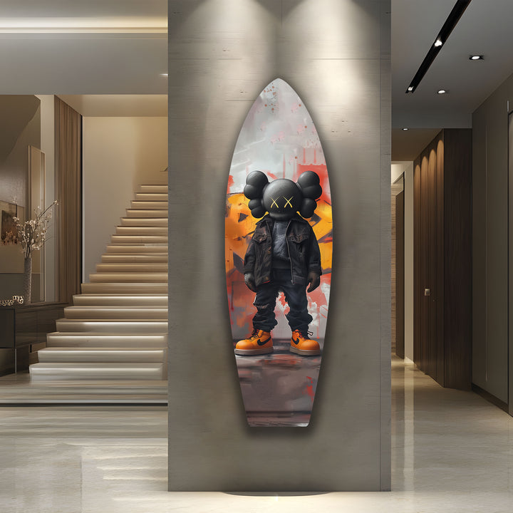 Von Kaws inspirierte Surfbrett-Wandkunst – Urbane Graffiti-Figur im mutigen Streetstyle
