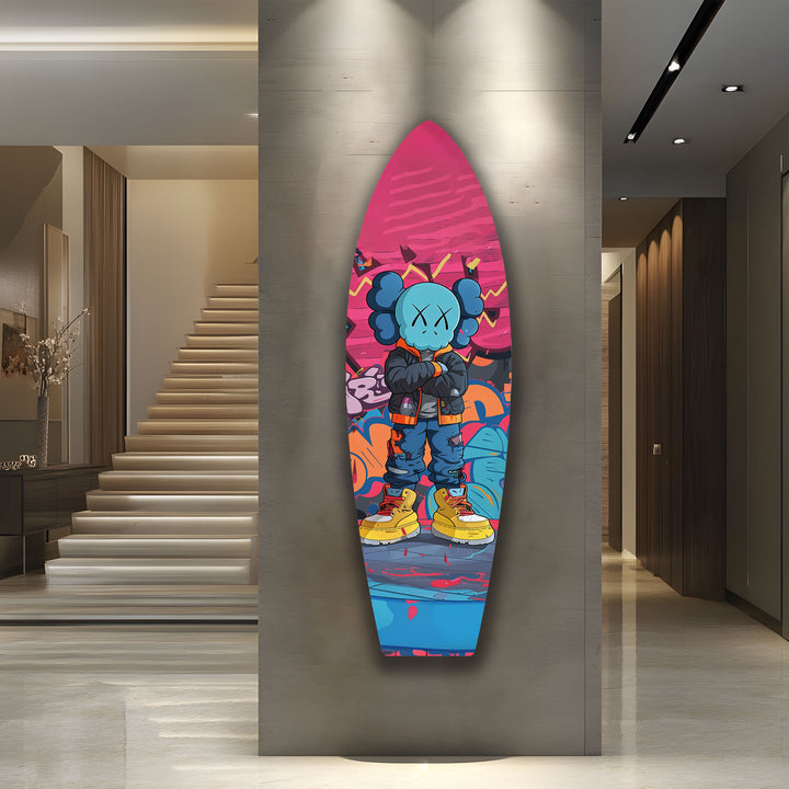 Von Kaws inspirierte Surfbrett-Wandkunst – Auffällige Graffiti-Figur und urbane Straßenkunst