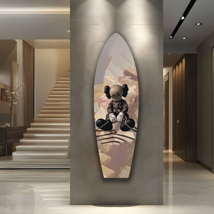Minimalistische, von Kaws inspirierte Surfbrett-Wandkunst – Urban Street Figurine Design