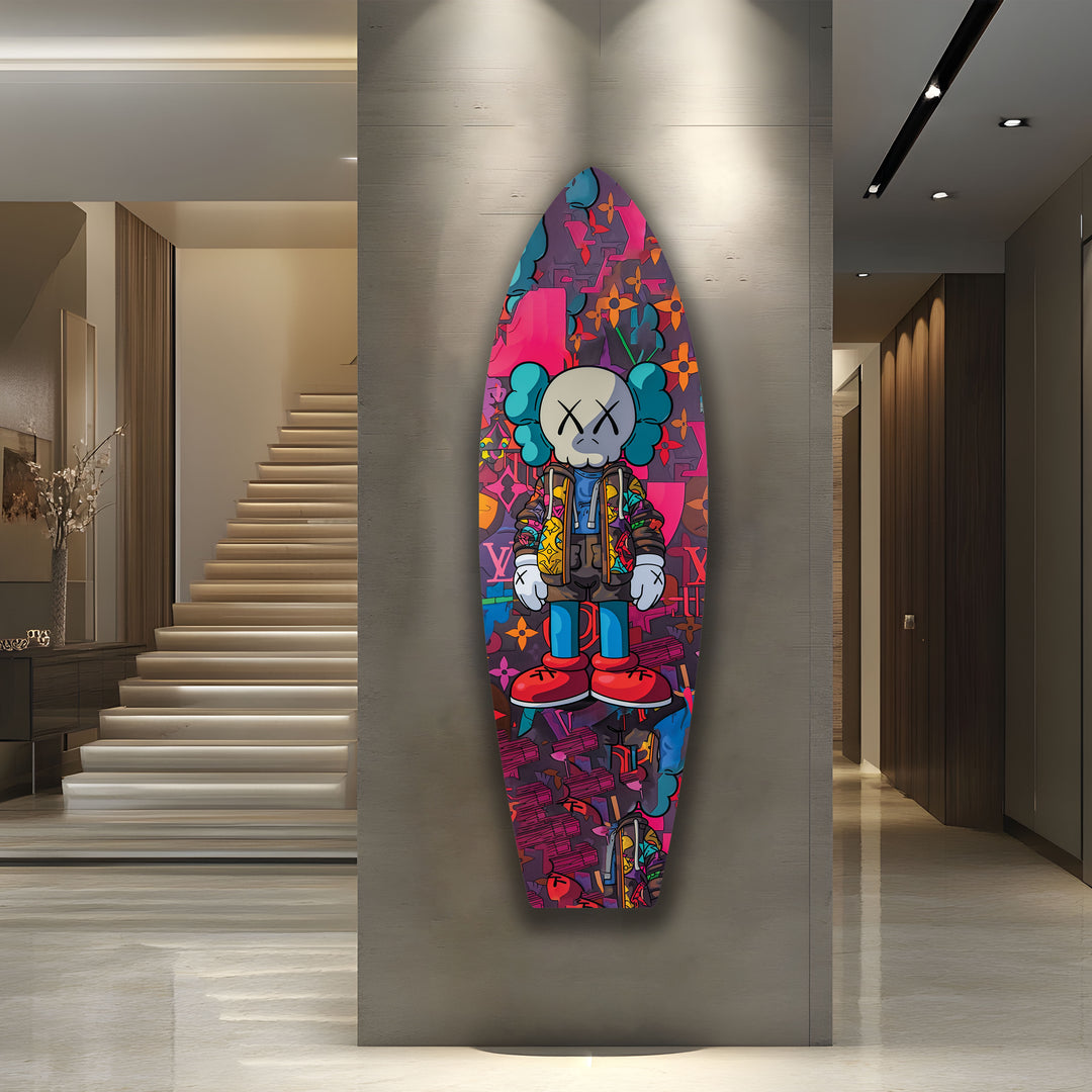 Von Kaws inspirierte Surfbrett-Wandkunst – Farbenfrohes Graffiti- und Figurendesign