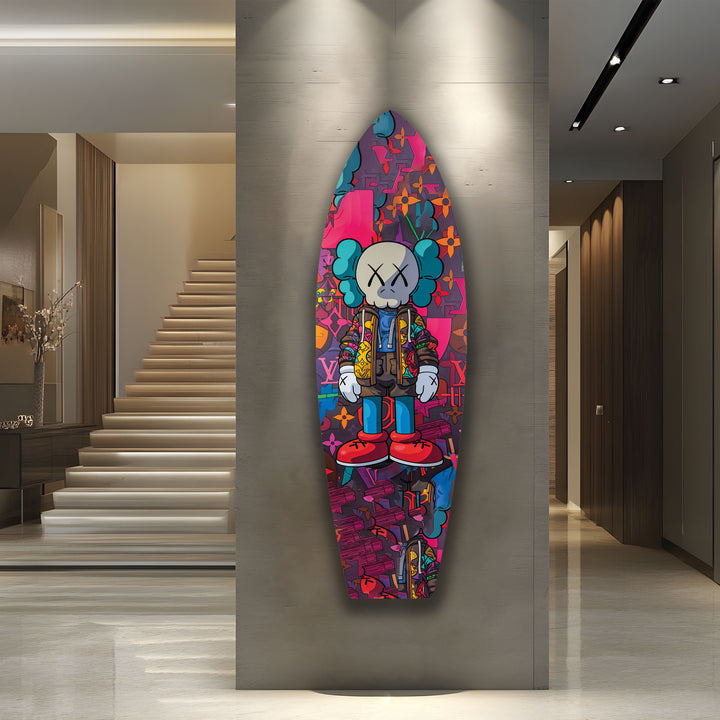 Von Kaws inspirierte Surfbrett-Wandkunst – Farbenfrohes Graffiti- und Figurendesign