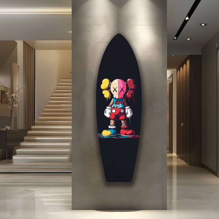 Von Kaws inspirierte Surfbrett-Wandkunst – Bunte Figurine &amp; Graffiti-Pop-Art