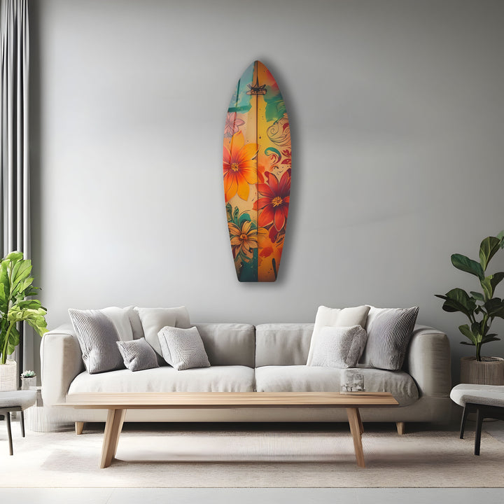 Wandkunst mit Surfbrett und roten und blauen Blumen
