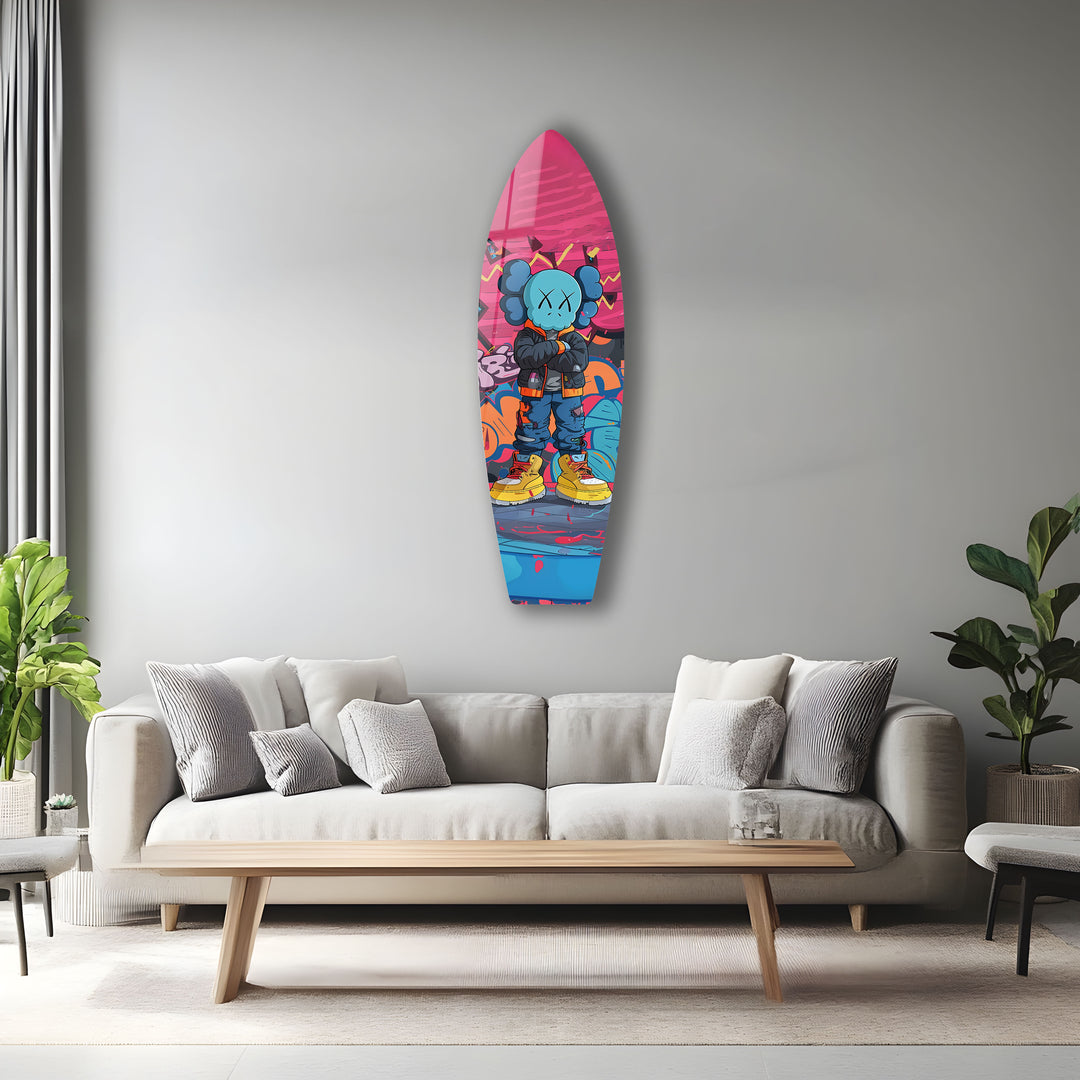 Von Kaws inspirierte Surfbrett-Wandkunst – Auffällige Graffiti-Figur und urbane Straßenkunst