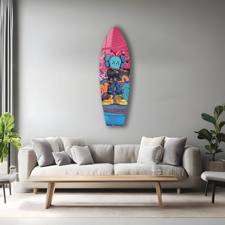 Von Kaws inspirierte Surfbrett-Wandkunst – Auffällige Graffiti-Figur und urbane Straßenkunst