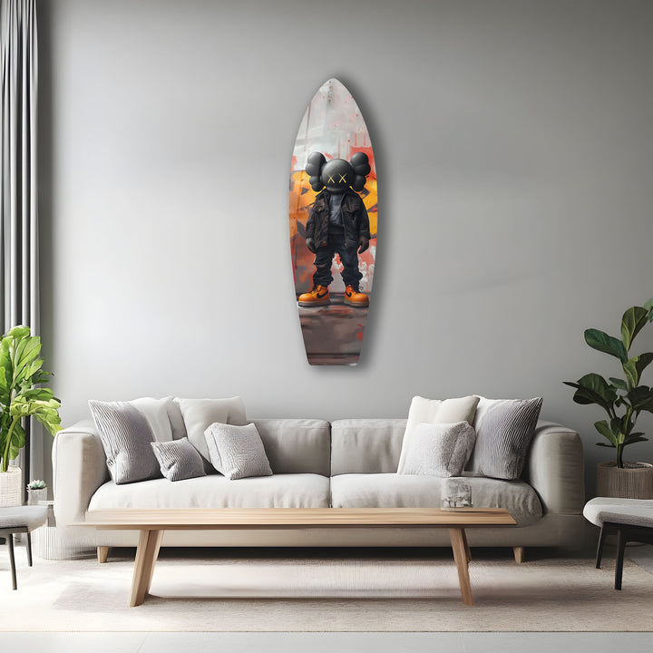 Von Kaws inspirierte Surfbrett-Wandkunst – Urbane Graffiti-Figur im mutigen Streetstyle