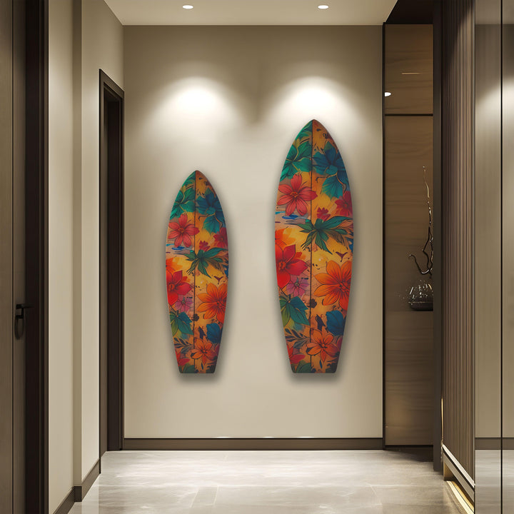 Wandkunst mit Surfbrett und blauen und roten Blumen